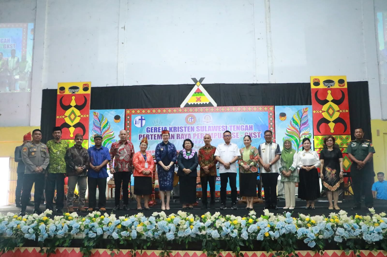 Bupati Poso dr. Verna G.M. Inkiriwang Buka Pertemuan Raya dan HUT ke-70 Persekutuan Perempuan Sinode